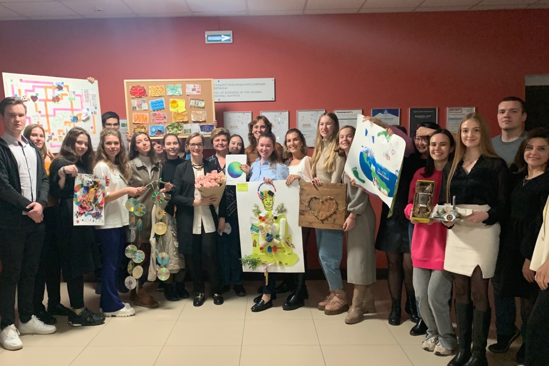 Студенты ВШБ открыли мастер-класс директора департамента устойчивого развития компании «Норникель» Светланы Ивченко произведениями устойчивого искусства