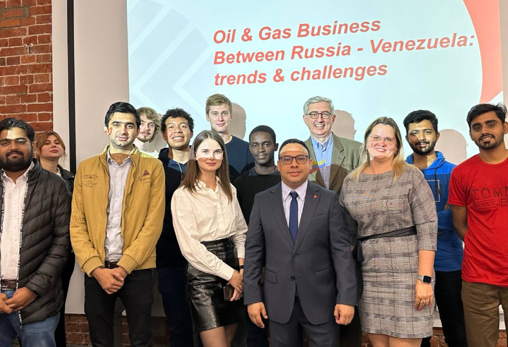 Illustration for news: Expert in diplomacy and oil geopolitics, Hoglys Martínez, gave a guest lecture at GSB on the topic of "The oil and gas business between Venezuela and Russia: challenges and future"